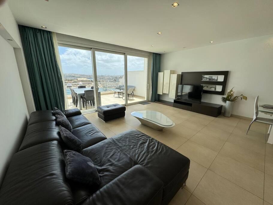Penthouse -Centre Of Sliema - Best View In Malta Bagian luar foto