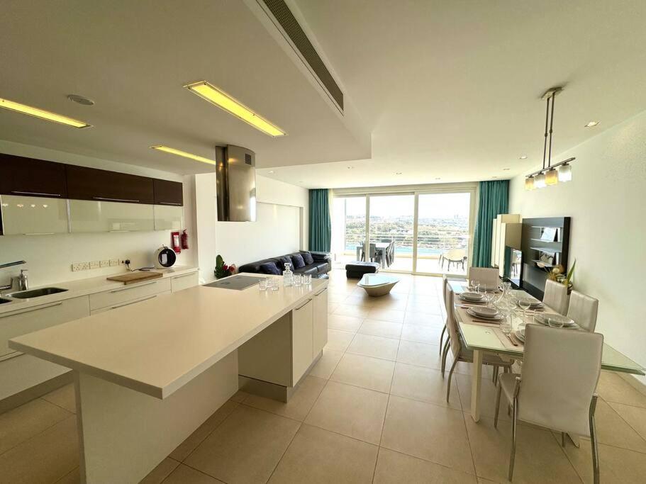 Penthouse -Centre Of Sliema - Best View In Malta Bagian luar foto